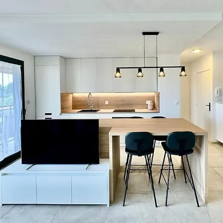 Apartment 2p Avec Piscine Et Parking - *